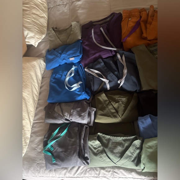 FIGS XXS/XS BUNDLE 34pc - Picture 3 of 5